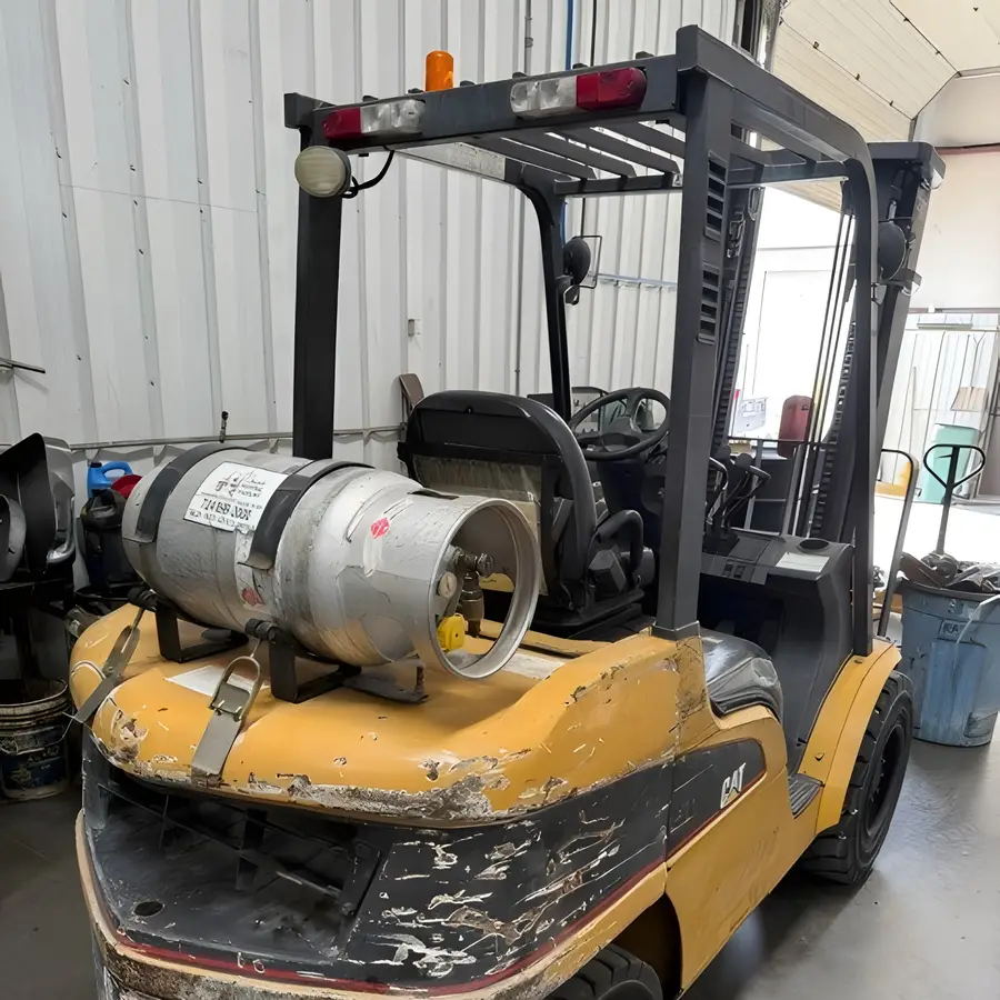 LP tank and counterweight on the used Cat forklift