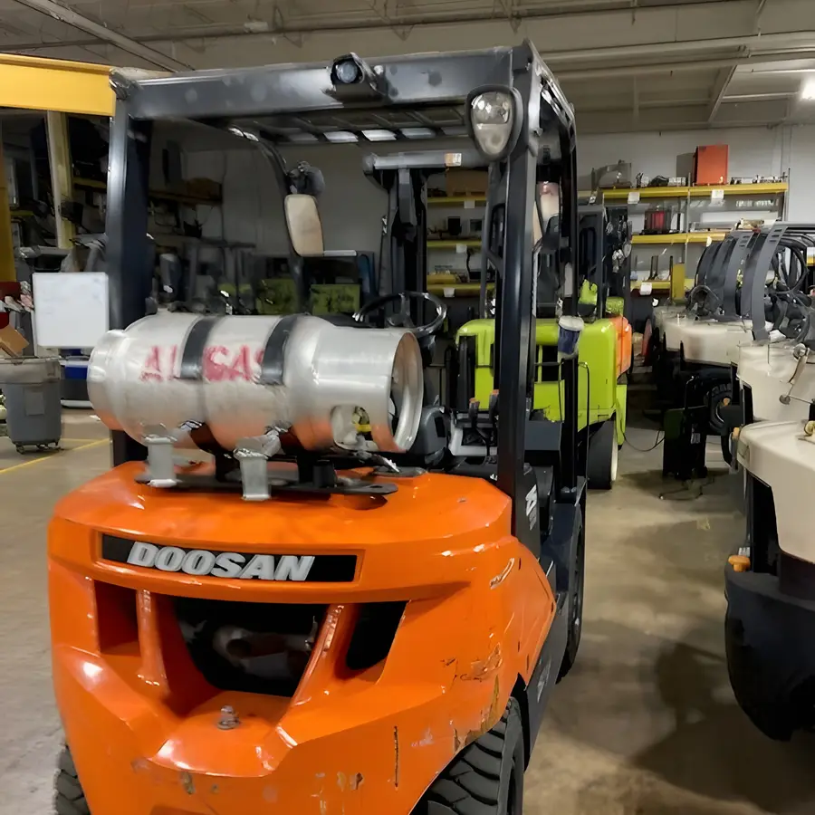LP tank and counterweight on the used Doosan 25